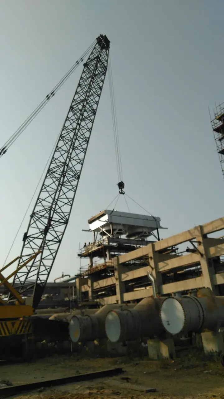 Crawler crane positioned for a heavy lifting operation